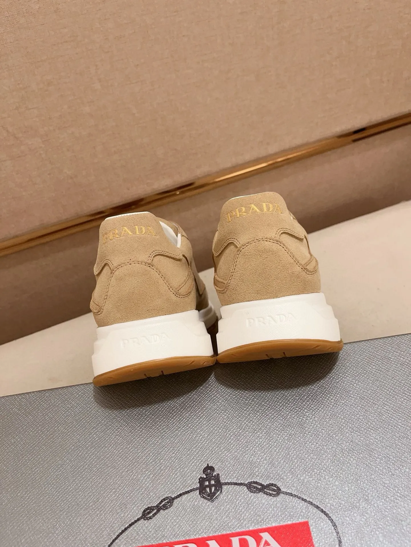 Men's shoes 💰 580💰 ✔️✔️✔️High-quality new PRADA counters are launched simultaneously. The new men's shoes and 😘 fabrics are made of selected first-layer cowhide with superb craftsmanship. Lining: Full cowhide lining. 👍🏿 High-end ☄️ air-cushion molded anti-slip rubber outsole, exquisite lines, simple and elegant, comfortable and high-end for leisure travel. Code number: 38 to 45 (can be customized to 46 to 47, non-refundable)